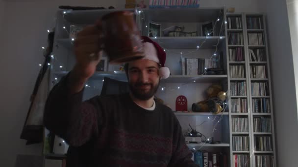 Hombre Hablando Cámara Videocall Tostando Con Una Taza Mientras Usa — Vídeo de stock