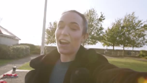 Vrouw Lachend Pratend Met Camera Een Videocall Een Park Met — Stockvideo