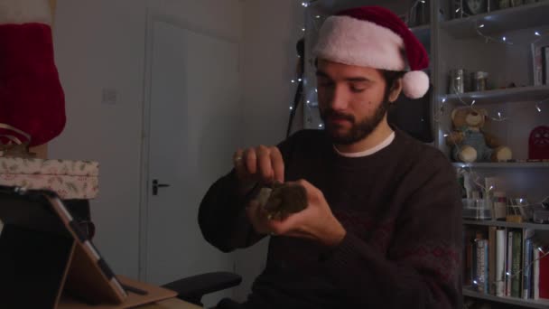 Άνδρας Μιλώντας Συσκευή Tablet Άνοιγμα Χριστούγεννα Κράκερ Καπέλο Χριστούγεννα — Αρχείο Βίντεο