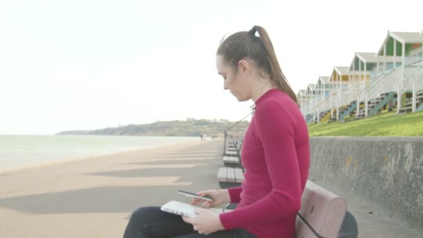 Молода Жінка Вимикає Телефон Відкриває Свій Ноутбук Відпочиває Працює Пляжі — стокове відео