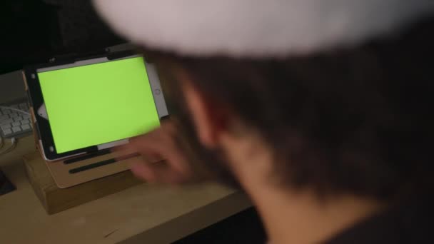 Erkek Noel Şapkası Takan Yeşil Ekran Tabletiyle Konuşuyor — Stok video