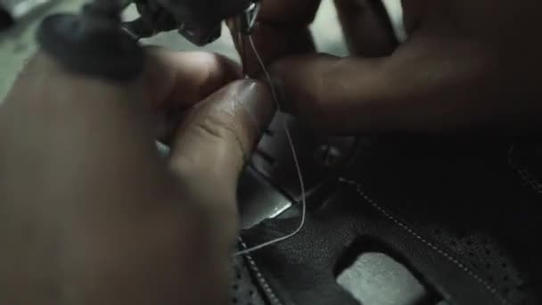 Closeup Algodão Rosca Trabalhador Uma Máquina Costura Fábrica Fabricação Roupas — Vídeo de Stock