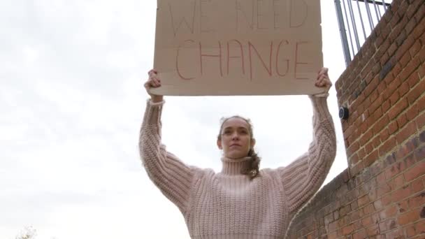 Silná Žena Stojící Protestu Držící Ceduli Pro Změnu Nízkém Úhlu — Stock video