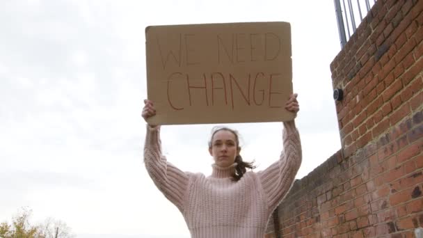 Silná Žena Kráčí Protest Drží Znamení Pro Změnu Ulici Nízký — Stock video