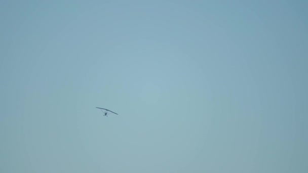 Parapente Motorisé Dans Ciel Bleu — Video