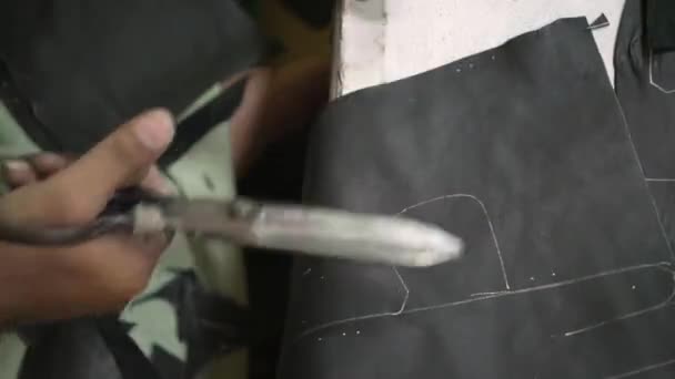 Крупный План Потного Цеха Резке Кожи Ножницами Фабрике — стоковое видео