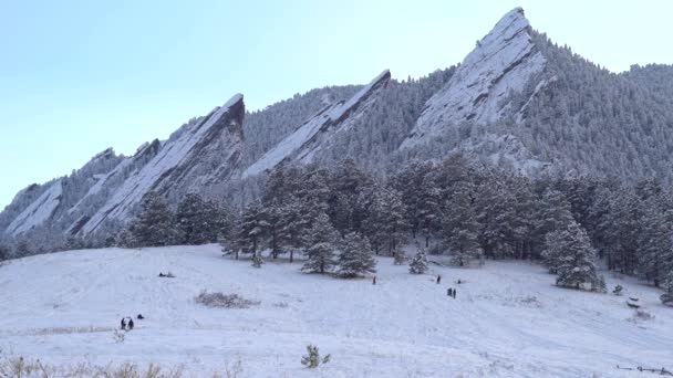 Flatirons Blick Einem Verschneiten Tag — Stockvideo