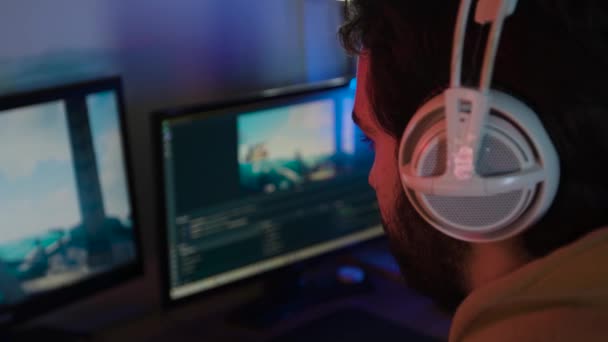 Juegos Masculinos Una Streaming Sobre Hombro Cerca Los Auriculares — Vídeo de stock