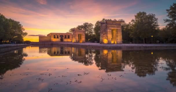 Timelapse Durante Colorido Atardecer Templo Debod Madrid España Estanque Agua — Vídeo de stock