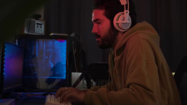 Hombre Usando Juegos Usando Teclado Ratón Inclinándose Sonriendo — Vídeo de stock