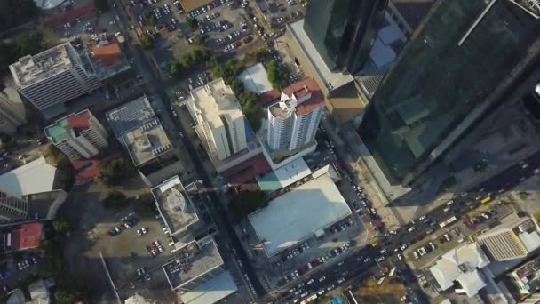 在阳光明媚的日子里 摩天大楼的顶部和50街的交通都在下降 巴拿马城 — 图库视频影像