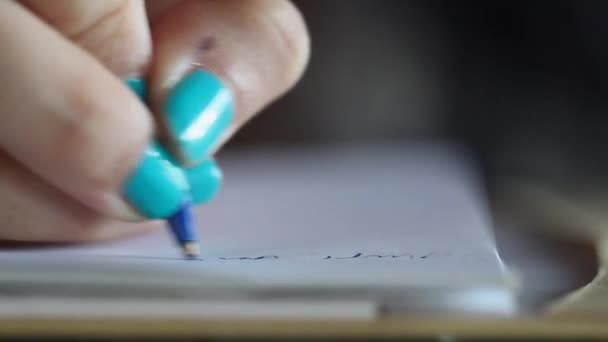ペンで書く女の手を閉じて 若い女子学生の手書きのクローズアップ — ストック動画