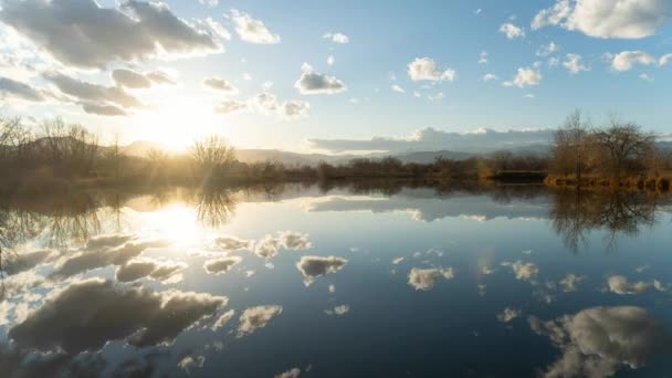 Tijdsverloop Van Reflectie Van Wolken Zonsondergang Boven Spiegelmeer — Stockvideo