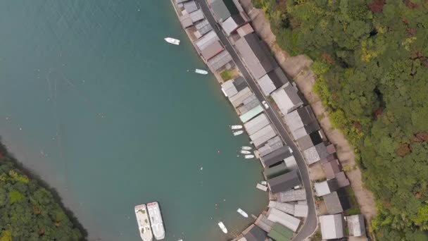 京都市伊根区の舟屋漁師屋敷 ベイの空中ビューのトップダウン — ストック動画