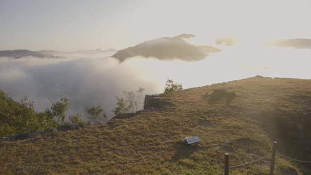 Salida Del Sol Sobre Valle Niebla Japón Ruinas Del Castillo — Vídeo de stock