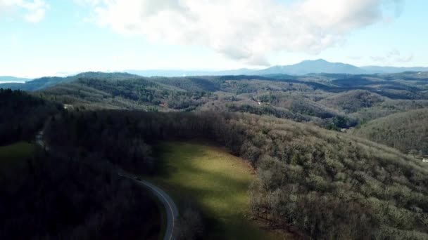 Aerial Tilt North Carolina High Country Blue Ridge Parkway Blowing — Stock Video