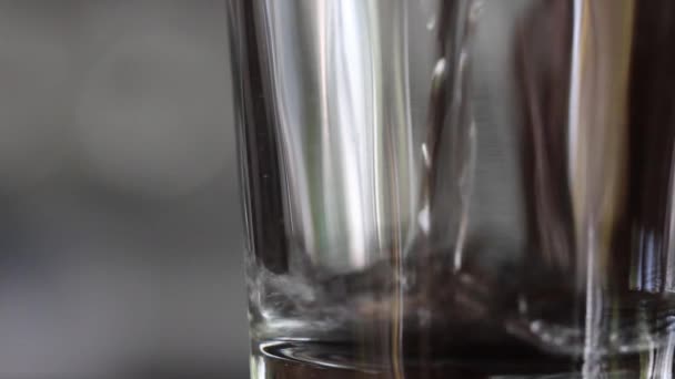 Вода Вливається Скло Крупним Планом Наповнення Склянки Водою — стокове відео