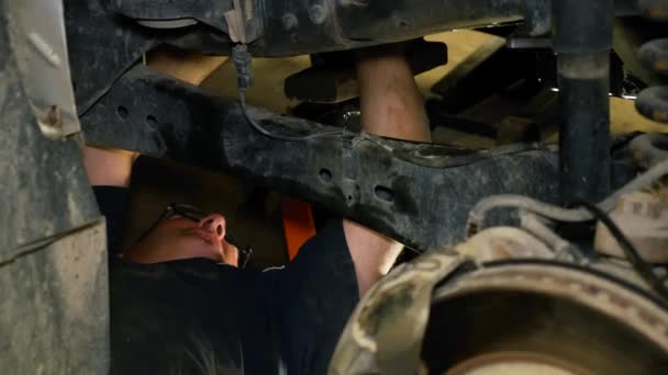 Ένας Μηχανικός Βάζει Κάτω Από Ένα Όχημα Κάνει Επισκευές Αυτό — Αρχείο Βίντεο