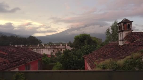 Låg Flygande Soluppgång Drönare Skott Förbi Tegelhus Med Volcan Agua — Stockvideo