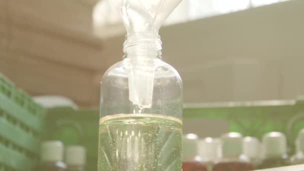 Наливаємо Олію Маленьку Пляшку Повільному Русі — стокове відео