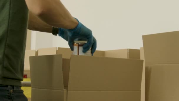 Osoba Která Dává Plechovky Prázdné Lepenkové Krabice Pro Zpomalení Potravinové — Stock video
