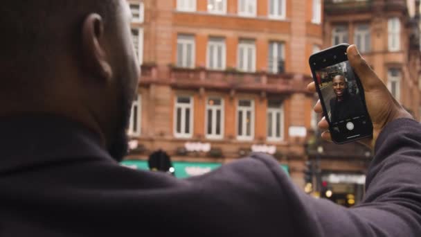 사진을 런던의 거리에서 스마트폰으로 — 비디오