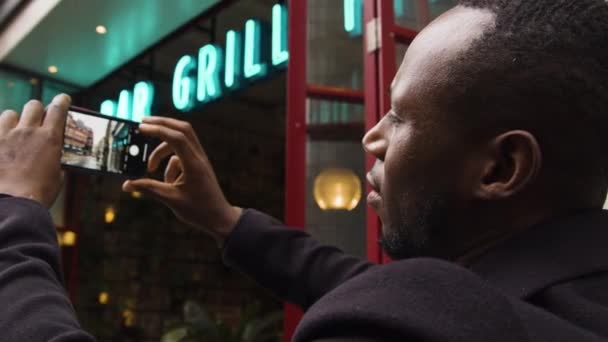 Мужчина Фотографирует Своем Смартфоне Улице Лондоне — стоковое видео
