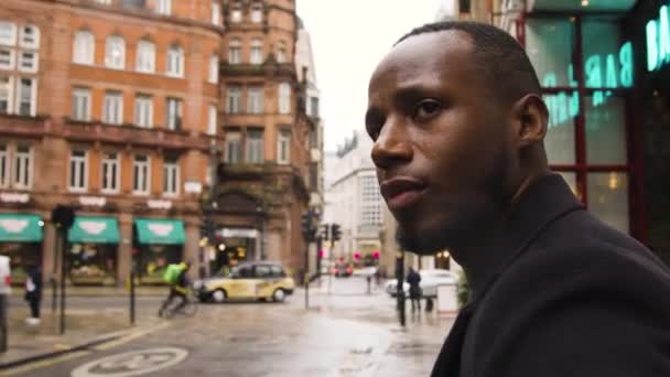 Preto Masculino Olhando Torno Uma Rua Movimentada Londres — Vídeo de Stock