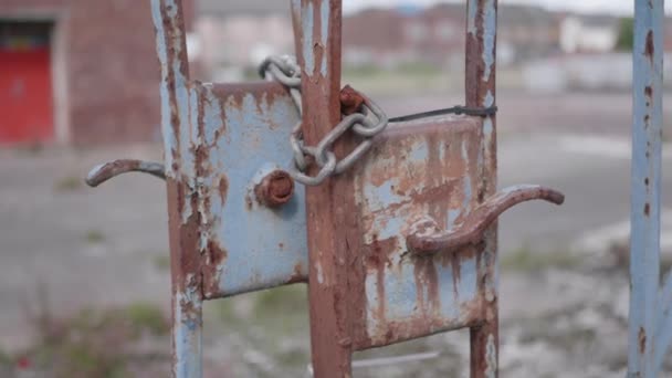 Lovitură Panning Foarte Aproape Poartă Ruginită Sit Industrial Abandonat — Videoclip de stoc