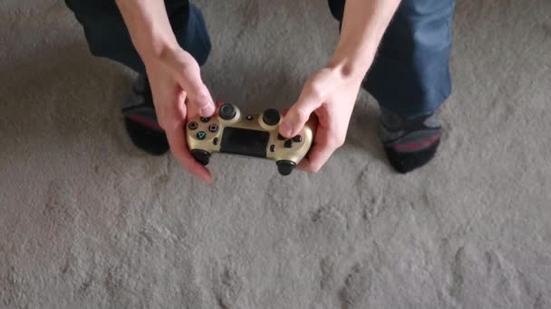 Een Top Uitzicht Van Een Man Met Een Gouden Playstation — Stockvideo