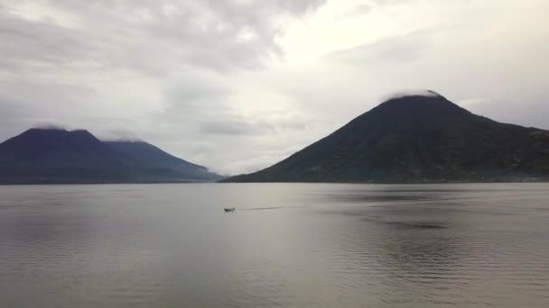 Luchtfoto Van Boot Lake Atitln Guatemala Bewolkte Dag Met Vulkanen — Stockvideo