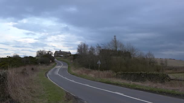 Coches Que Conducen Largo Una Carretera Rural Británica Día Nublado — Vídeos de Stock