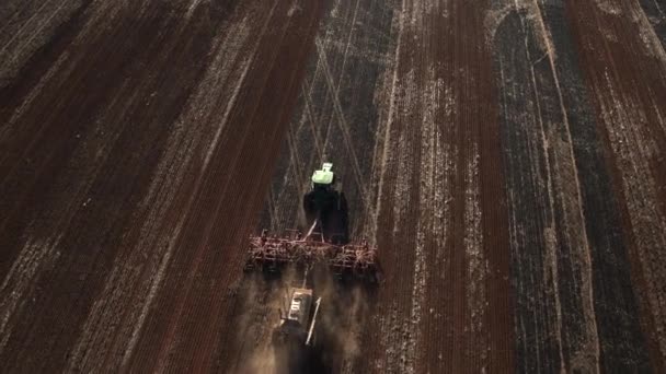 Luchtfoto Naar Beneden Volgen Landbouwmachine Trekker Slepen Tarwe Zaaimachine Zaaien — Stockvideo