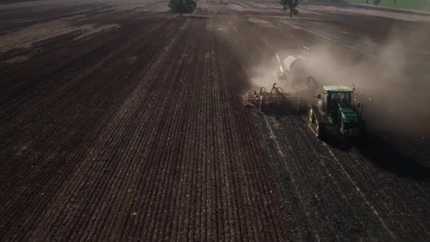 Vista Aérea Rastreamento Drones Paisagem Reveladora Trator Máquinas Agrícolas Rebocando — Vídeo de Stock