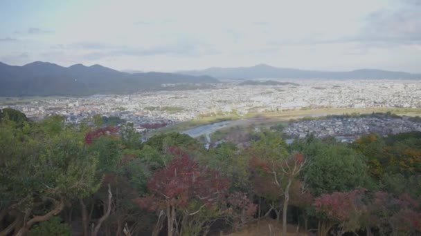 Kyoto Stad Och Flod Sett Utifrån Arashiyama Mountain Pan Shot — Stockvideo