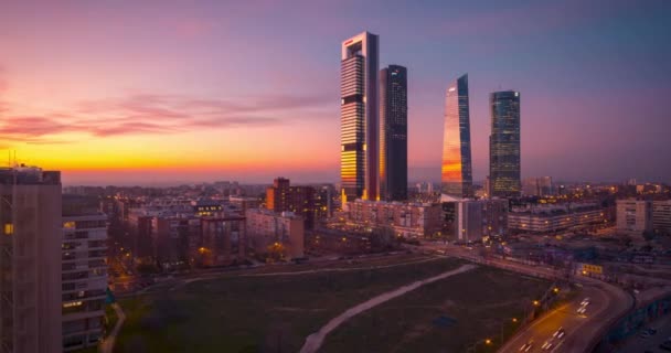 马德里四塔的俯冲飞机俯瞰着现在的五塔商务区 日落期间的时间 — 图库视频影像