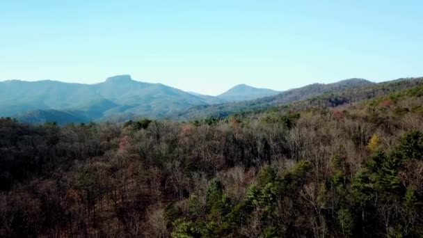 ワイルダネスからの空中上昇ホークスビル山とテーブルロック山 ホークスビル山ノースカロライナ州 ホークスビル山ノースカロライナ州 テーブルロック山Nc — ストック動画