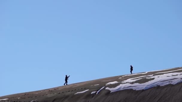 Mendaki Atas Bukit Pasir Hari Yang Cerah — Stok Video