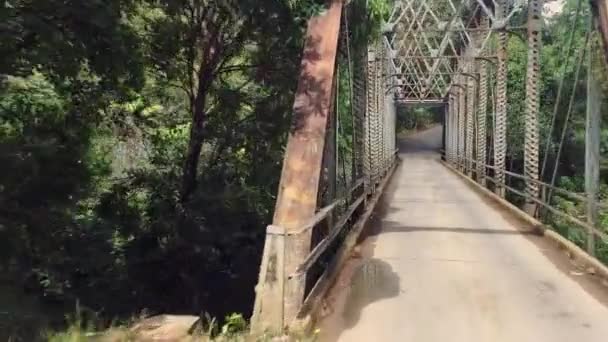 Conduciendo Través Viejo Puente Metal Oxidado Selva Tropical Puente Celosía — Vídeo de stock