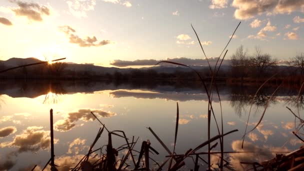 Odbicie Zachodu Słońca Chmur Nad Powierzchnią Jeziora — Wideo stockowe