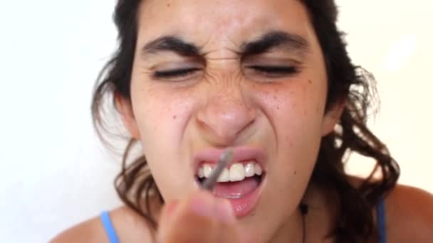 Mujer Joven Arrancándose Las Cejas Con Pinzas Aisladas Blanco Arranca — Vídeo de stock