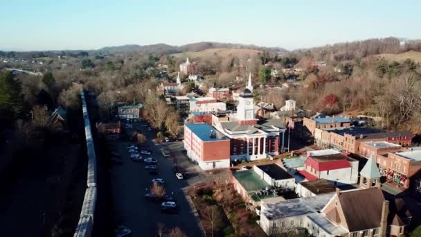 Aerial High Historic Jonesborough Tennessee Con Ferrovia Treno Primo Piano — Video Stock