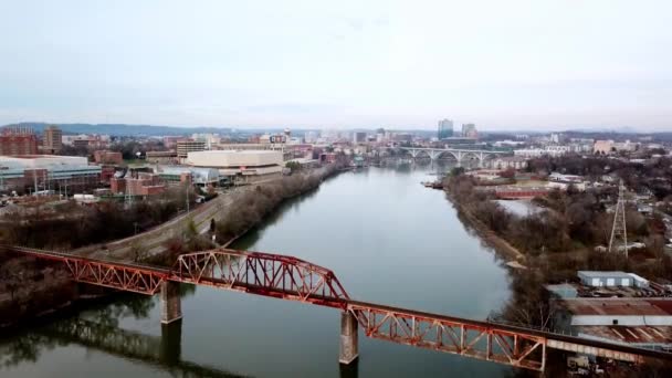 Aerial Push Naar Knoxville Tennessee Met Tennessee River Voorgrond — Stockvideo