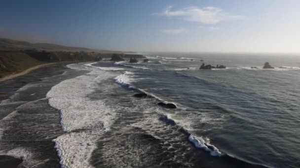 Incredibile Ripresa Aerea Rocce Nell Oceano Pacifico Una Costa Californiana — Video Stock