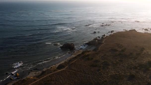 Drone Filmisk Kredsløb Skudt Stillehavskysten Klipper Big Sur Californien – Stock-video