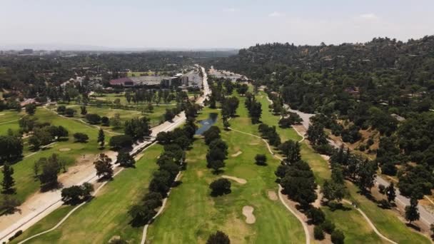 加州帕萨迪纳的玫瑰碗和高尔夫球场的空中后撤镜头 — 图库视频影像