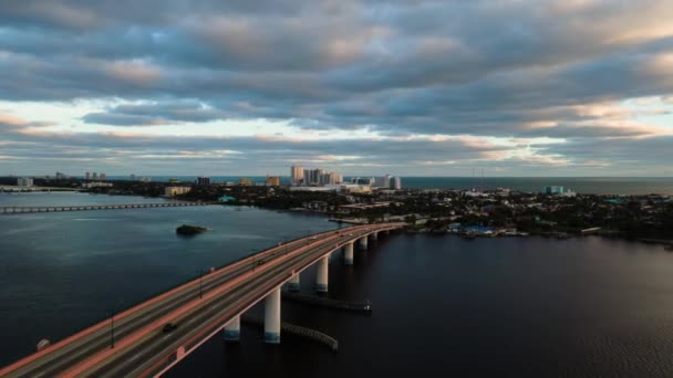 Daytona Sahili Florida Daki Halifax Nehri Ndeki Köprüden Geçen Arabaların — Stok video