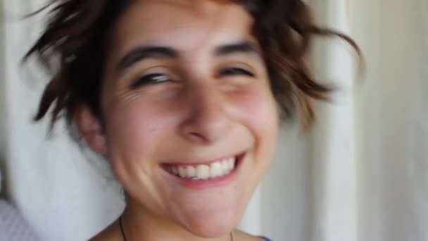 Porträt Einer Brünetten Natürlichen Frau Die Die Kamera Lächelt Lateinamerikanische — Stockvideo