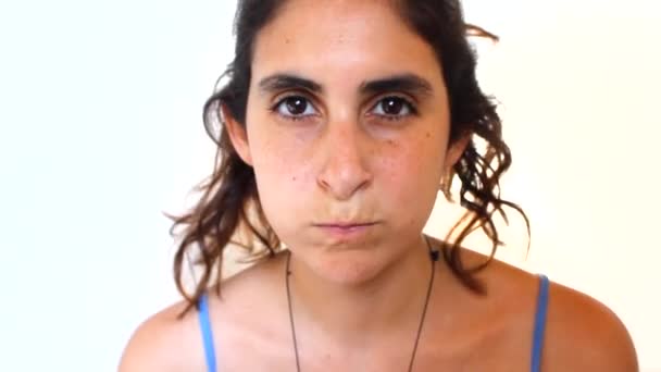 Flicka Gurgla Med Munvatten Ung Kvinna Skölja Munnen Med Tänder — Stockvideo