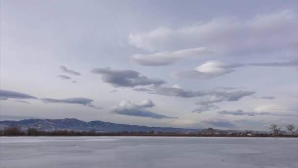 Lasso Tempo Nuvole Lenticolari Lago Ghiacciato — Video Stock